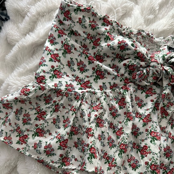 Windsor Pop of Floral Peplum Top - Picture 7 of 9